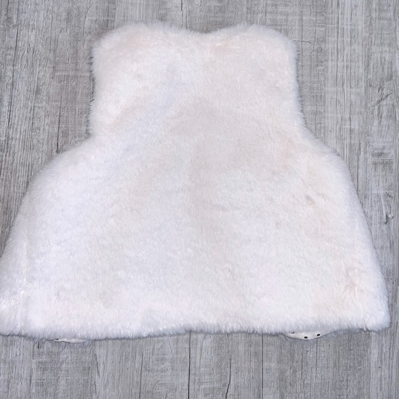 NWT H&M Plush White Faux Fur Vest - Picture 2 of 3